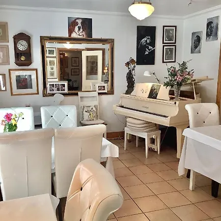 לינה וארוחת בוקר The Gallery B&b, The Glen, ,county Cork