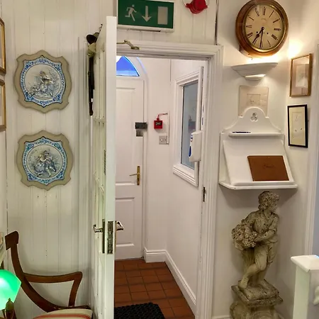 לינה וארוחת בוקר The Gallery B&b, The Glen, ,county Cork